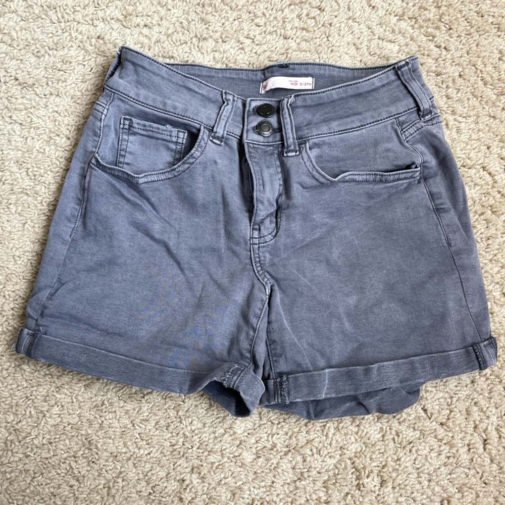 So Juniors size 5/27w jean shorts, low rise midi